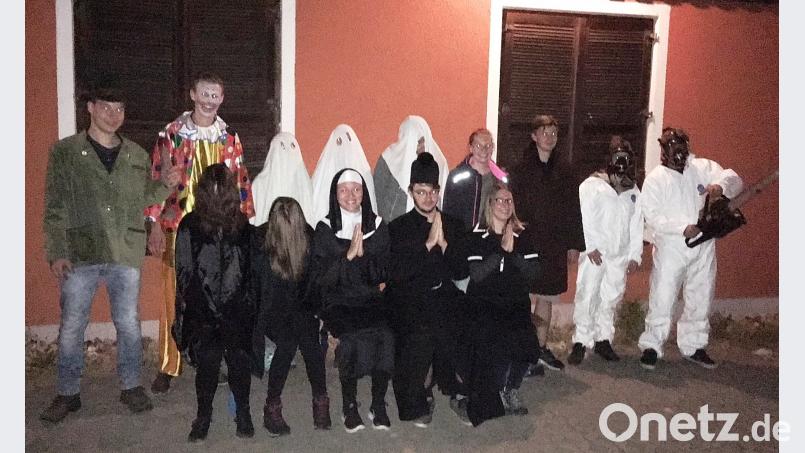 18 Kinder beteiligten sich an der Gruselwanderung, die die Theatergruppe organisiert hatte. Bild: ld