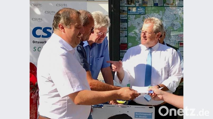 Der Oberbürgermeister (rechts) im Gespräch mit dem Bürger. Am Samstag beendete Andreas Feller seine Sommertour auf dem Marktplatz. Bild: Hirsch