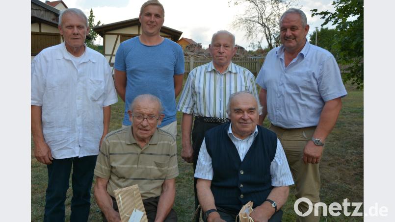 Seit sieben Jahrzehnten gehören Hans Dorn (sitzend links) und Karl Rupprecht (sitzend rechts) dem Imkerverein Leonberg als Mitglieder an. Am Samstag wurden sie mit einem Ehrenabend geehrt. Dazu gratulierten (stehend von links) Kreisvorsitzender Johann Schön, Vorsitzender Michael Wohlrab, Ehrenvorsitzender Hermann Hecht und Bürgermeister Johann Burger. Bild: jr
