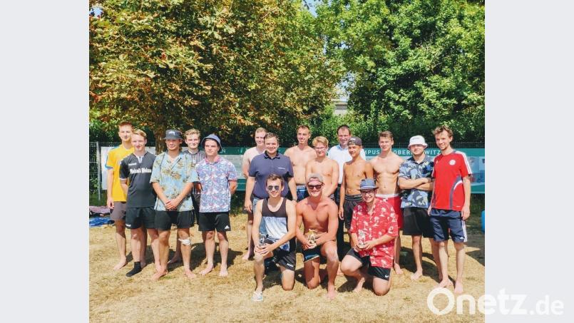 Die drei Siegerteams mit den Landtagskandidaten Paul-Bernhard Wagner und Martin Schöffel sowie dem JU-Kreisvorsitzenden Frank-Robert Kilian und dem JU-Ortsvorsitzenden Florian Fischer. Bild: exb