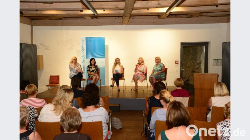 Rebecca Rinkl (Mitte) leitete die Gesprächsrunde mit Dagmar Nachtigall, Tanja Schiffmann (von links) und Sylvia Stierstorfer und Andrea Lang (von rechts) zum Thema Frauenwahlrecht mit dem Schwerpunkt Frauenquote. Bild: bey