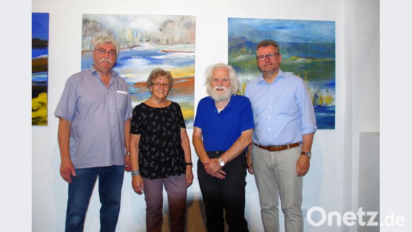 Über die neue Ausstellung in der Galerie der Gruppe 81 freuen sich (von links) deren Sprecher Bernhard Müller, die Künstlerin Gerda Moser, Ehrenbürger Hans Wuttig und Bürgermeister Michael Göth. Bild: müb