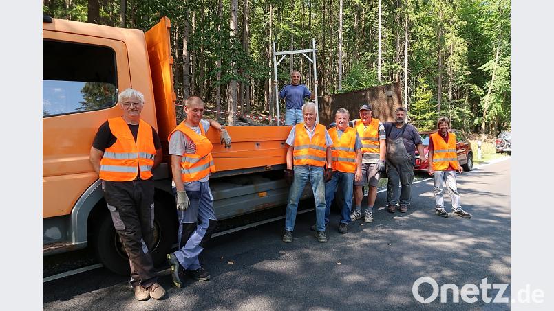 AC-Vorsitzendem Stefan Schmalzreich (Zweiter von rechts) und MSC-Vorsitzendem Franz Höcht (Vierter von rechts) stehen an der Rennstrecke erfahrene Helfer zur Verfügung. Größter Wert wird auf die Sicherheit der Fahrer und der Zuschauer gelegt. Bild: bsc