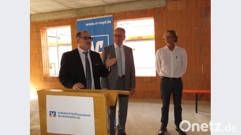 Vorstandsprecher Rudolf Winter, Bürgermeister Franz Stahl und Architekt Manfred Schlemmer (von links) berichten vom Bau, von der städtebaulichen Maßnahme und von den Hintergründen des sogenannten Volksbank-Areals. Bild: ubb