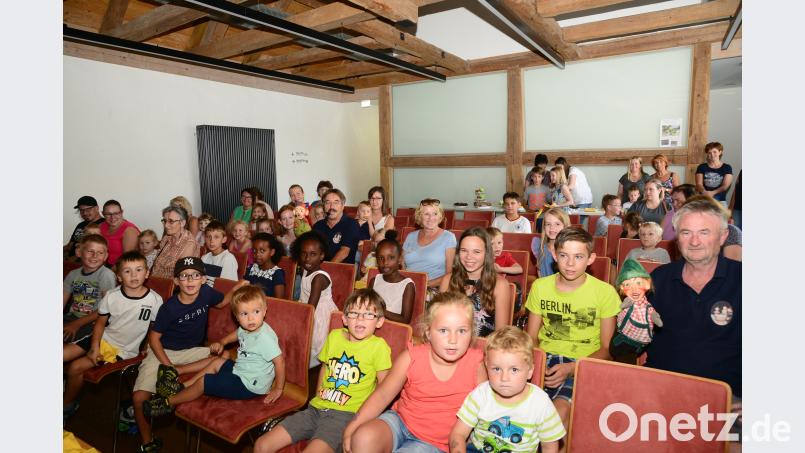 Hermann Papacek (im Hintergrund) und Hermann Helgert (rechts) bringen die Kinder die "Akteure" des Kasperltheaters nahe. Bild: bey
