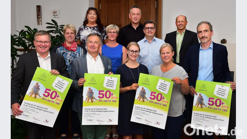 Mit Oberbürgermeister Michael Cerny (links) und einigen Beteiligten stellt Sabrina Liermann (vorne Mitte), die künftig den 50plus-Fit- und Aktivtag organisieren wird, das Programm für Sonntag, 30. September, vor. Bild: Petra Hartl