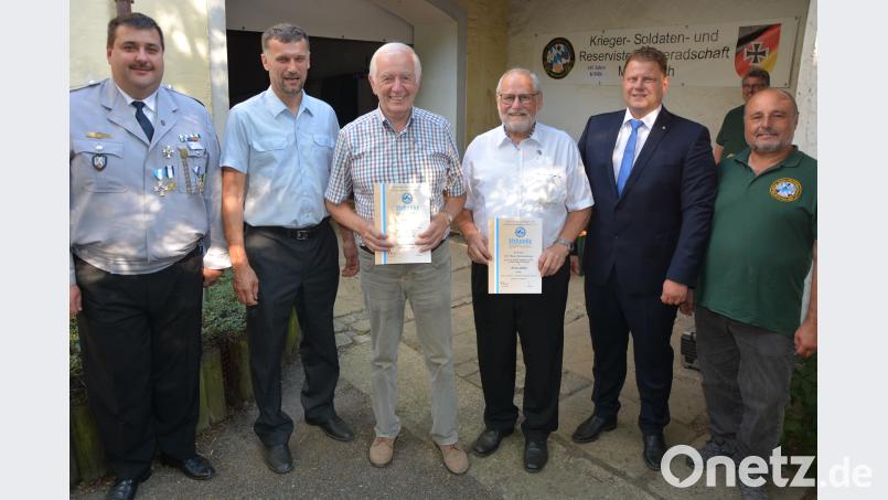 Langjährige Mitglieder zeichnete die Krieger-, Soldaten- und Reservistenkameradschaft Mitterteich im Rahmen ihrer 145-Jahrfeier aus. Geehrt wurden Dr. Karl Schaumberger (3. von rechts) und Walter Siller (3. von links). Glückwünsche gab es (von links) von stellvertretenden Kreisvorsitzenden Thorsten Schiener, sowie 2. Vorsitzenden und Festleiter Wolfgang Danler, sowie (von rechts) von Vorsitzenden Erich Fischer und 2. Bürgermeister Stefan Grillmeier. Bild: jr