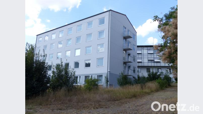 Das BRK hat das frühere Schwesternwohnheim neben dem ehemaligen Krankenhaus an die Bavaria Immobilien GmbH verkauft. Hier entstehen 46 altengerechte Wohnungen. Bild: Völkl