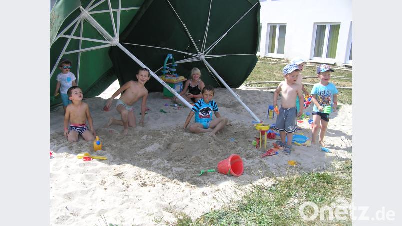 Vor der Sonne geschützt durch Schirme durften die kleinsten Besucher der Wehr im Sand Burgen bauen. Bild: öt