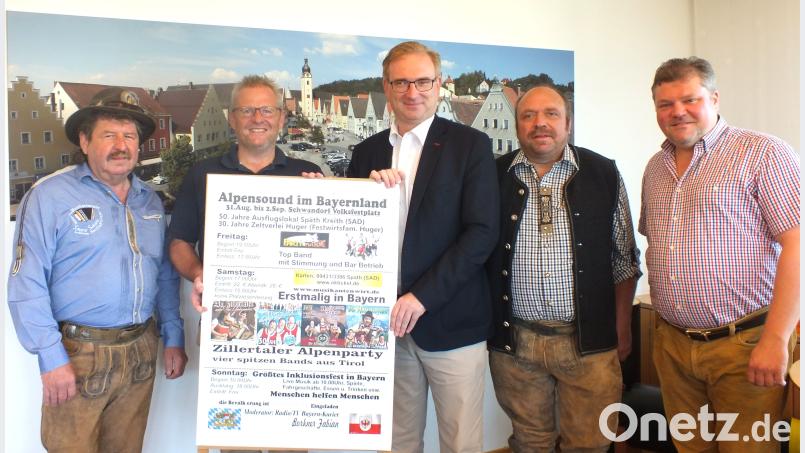 Gastwirt Arthur Schötz, OB Andreas Feller, Schirmherr MdL Alexander Flierl, Festwirt Josef Huger und Moderator Fabian Borkner werben für das Festival „Alpensound im Bayernland“ am 1. September im Zelt auf dem Volksfestplatz. Bild: Hirsch
