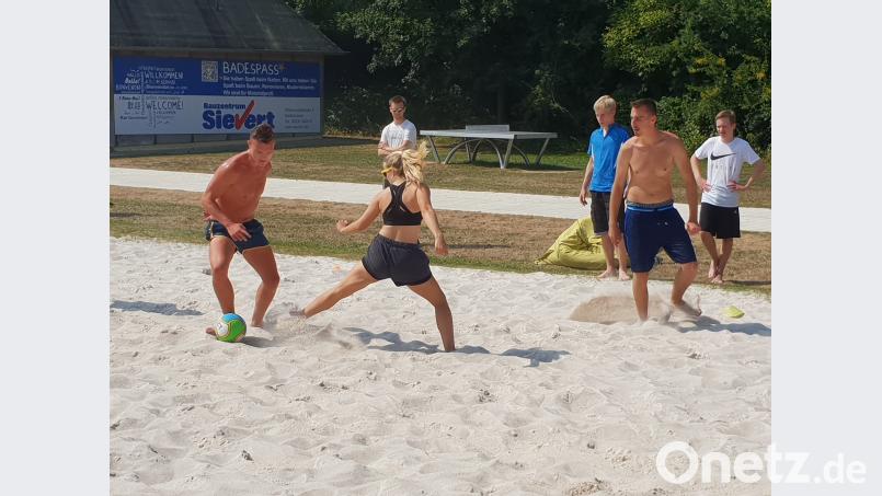 Packende Spiele im Freibad. Bild: exb