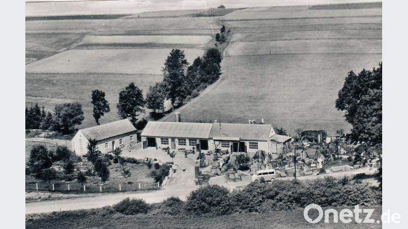 Aus kleinen Anfängen heraus entwickelt. Der Steinmetzbetrieb Roith um das Jahr 1960. Mit solchen DKW-Kleintransportern (im Vordergrund) hat Firmengründer Josef Roith Jahrzehntelang seine Grabsteine zu den Friedhöfen gefahren. Bild: jml