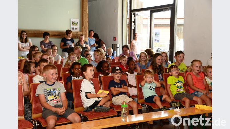 Das Kasperltheater immer wieder eine Faszinantion: Den Gesichtsausdrücken der Kinder ist es anzusehen. Bild: bey