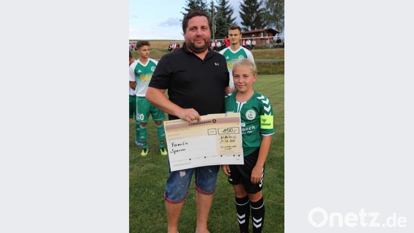 Anna Sperrer übergibt den Scheck im Namen des SVM-Fußballnachwuchses an Tobias Sperrer aus Falkenberg	Bild: kro Bild: kro