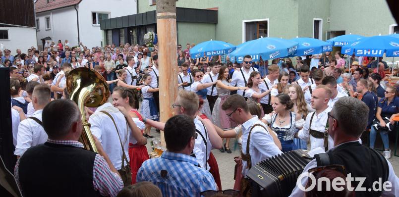 Kirwa in Mendorferbuch - 24 Paare tanzen heuer den Kirwabaum bei afrikanischen Temperaturen aus- Die Musik dazu steuerten die "Bouchdna Kirwamusi" bei. Bild: bö