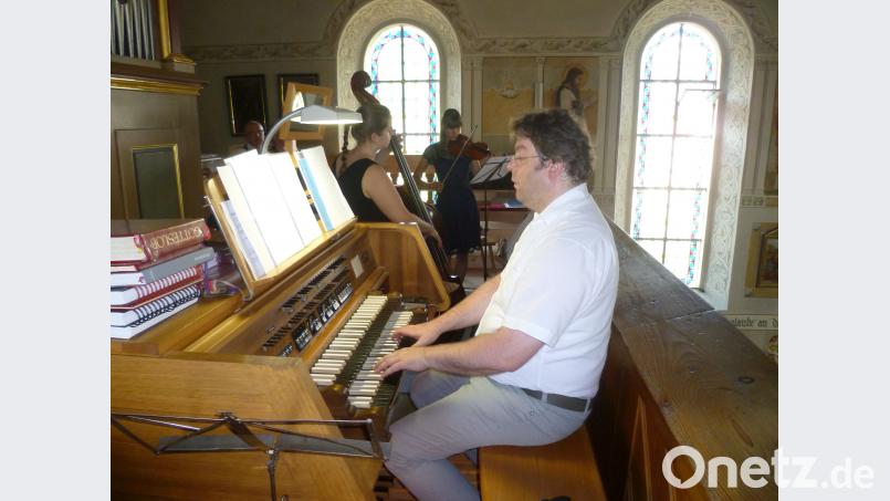 Amelie-Marie Bräutigam überzeugte am Bass, Judith Scholz an der Violine. Karl Stepper.begleitete das Festkonzert an der Orgel. Bild: tie