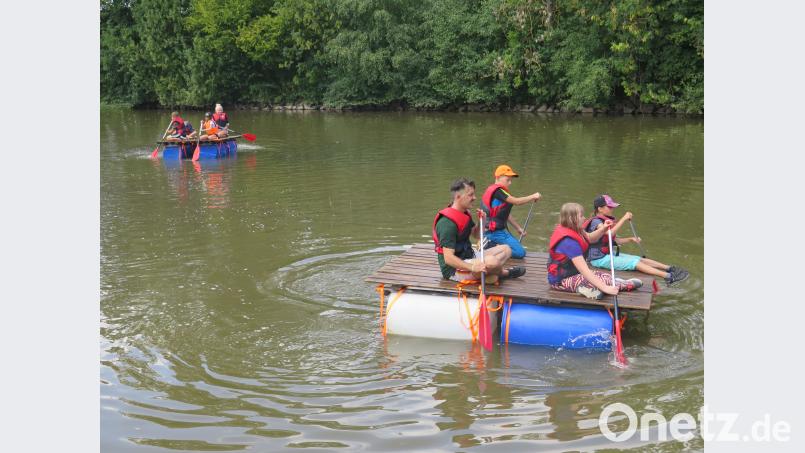 Wie kleine Seeräuber dürfen sich die Buben und Mädchen bei der Floßfahrt auf dem Kemnather Stadtweiher fühlen. Bild: jzk