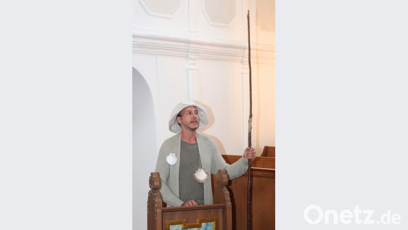 Ein &quot;Pilger&quot; führte durch das musikalische Programm und erklärte dabei auch noch die Schönheiten der Neustädter Dreieinigkeitskirche. Bild: rpp