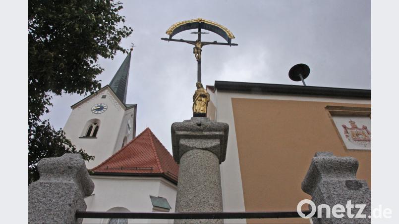 Im Ortskern-Ensemble zwischen Rathaus (rechts) und Pfarrkirche befindet sich der Standort des Schwarzhofener Pestkreuzes. Eine Initiative des Denkmalpflegevereins hat es nun auf die Denkmalliste gehievt. Bild: Mardanow