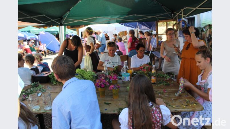 Die Flechtwerkstatt der Landjugend versorgte die Damen mit feschen Kirwafrisuren und Blumenkränzen. Bild: exb