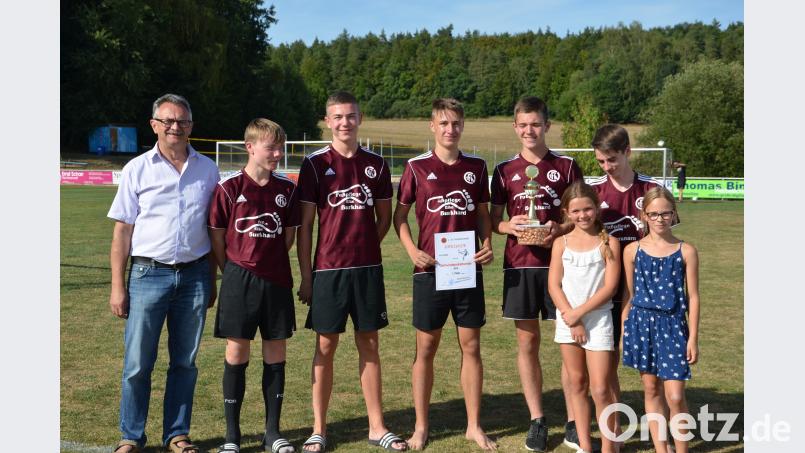 Den Gemeindepokal überreicht (von links) 2. Bürgermeister Wolfgang Rattai an die Sieger Leon Grünthaler, Franz Englhard, Noah Markmann, Max Tuchbreiter, Finn Aures und zwei Fans des Teams „AS Pirin“. Bild: röt