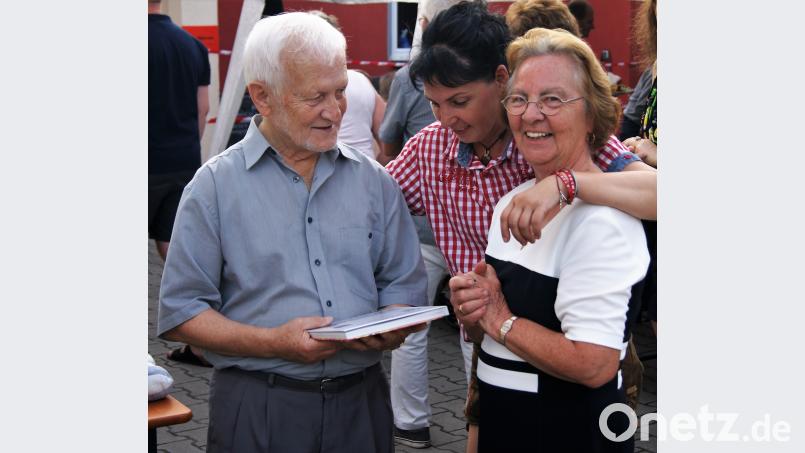 Nette Besucher, wie der ehemalige Kohlberger Pfarrer Andreas Schlagenhaufer bringen natürlich
 Gastgeschenke mit. Firmenchefin Ingrid Roith(Mitte) und ihre Mutter Hilde (rechts)
 freuen sich über sein Kommen. Bild: exb