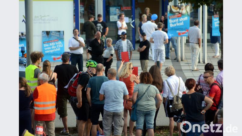 Auge um Auge: Nur wenige Meter stehen sich vor der Stadthalle die Teilnehmer der AfD-Versammlung (hinten) und die Gegendemonstranten gegenüber. Bild: Gabi Schönberger