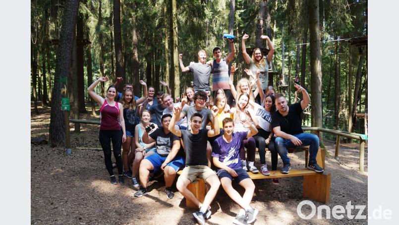 Der Hochseilgarten in Hirschau verlangt den Jugendlichen einiges ab, doch hinterher sind sie begeistert, was sie mit Mut, Geschicklichkeit und vor allen Dingen mit gemeinsamer Anstrengung erreicht haben. Bild: oe
