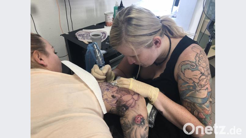 Monatelang wartete Bianca (links) auf den Termin bei Tätowierin Andrea Warnes. Spontan-Tattoos gibt es bei ihr überhaupt nicht, betont die Inhaberin des Studios „Pimp my Skin“ in Neustadt. Bild: juh