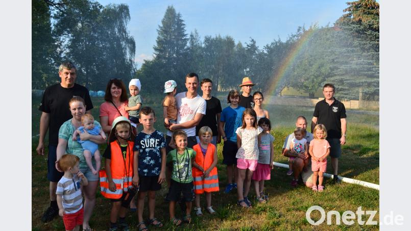 Spaß und Unterhaltung wird den Kindern aus Mockersdorf beim Ferienprogramm der Feuerwehr geboten. Vor allem die Wasserwand (im Hintergrund mit Regenbogen) sowie das Löschen eines Hauses sorgen bei den Kindern für große Freude. Kommandant Gerhard Müller (links) und Vorsitzender Gerhard Müller (rechts) hatten die Aktionen vorbereitet. Bild: ww