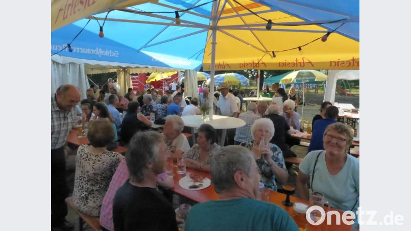 Reger Betrieb herrscht auf dem Festplatz der Neuhauser Siedler zum 60-jährigen Vereinsjubiläum. Mit Pizza aus dem Holzbackofen, Parmaschinken mit Melone , Bruschetta und italienischem Rotwein verwöhnt der Verein die vielen Gäste. Bild: ser