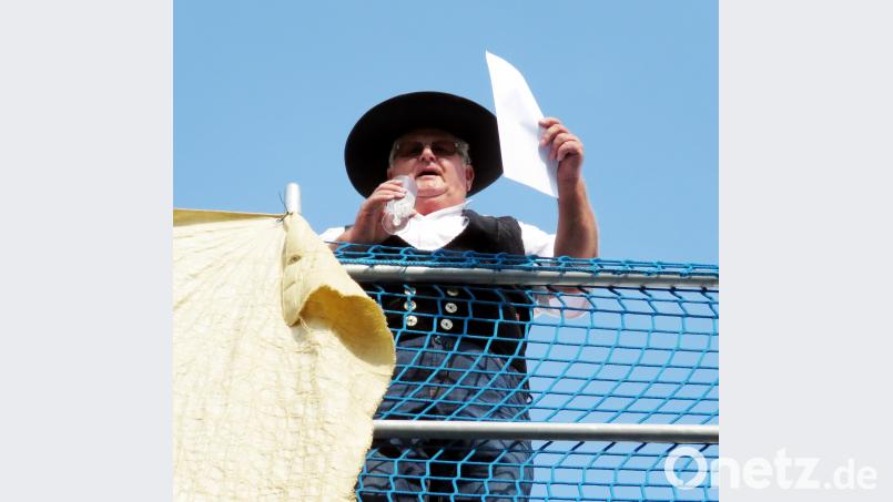 Zimmerermeister Albert Schuller aus Wiesau spricht den Richtspruch. Bild: ubb