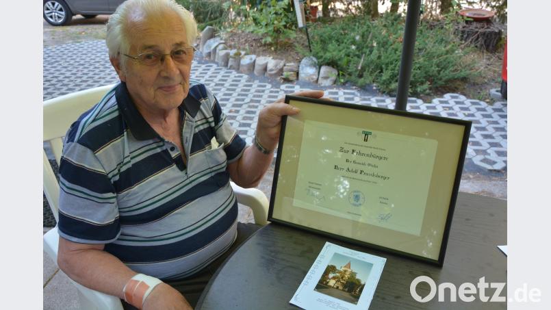 Stolz zeigt der 83-jährige Adolf Prasslsberger seine Ehrenbürgerurkunde, die ihm 2012 vom Bürgermeister von Oschelin verliehen wurde. Schon seit Jahrzehnten kümmert sich Prasslsberger um die kleine Dorfkirche. Bild: jr