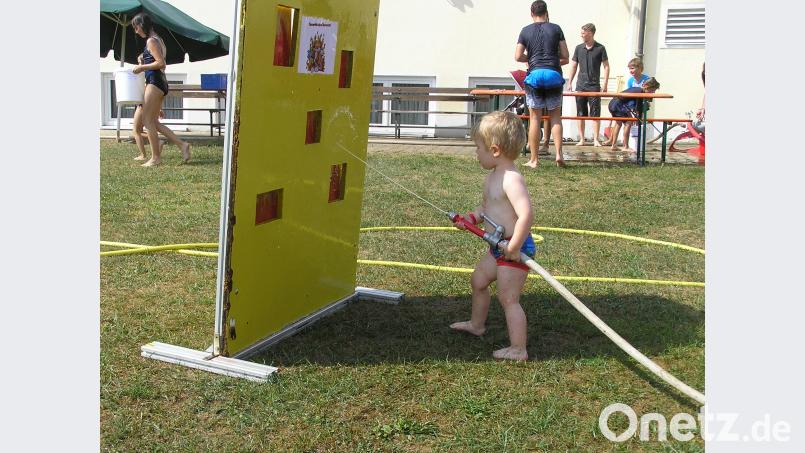 Sogar die Kleinsten versuchten mit dem Wasserstrahl aus der Kübelspritze die Fenster eines zu löschenden Hauses zu treffen. Bild: öt