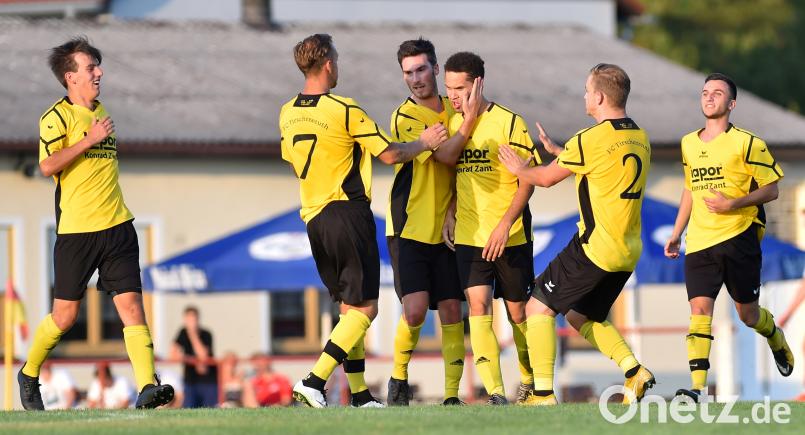 Mit einem direkt verwandelten Freistoß brachte Anthony Hofweller (Dritter von rechts) den FC Tirschenreuth kurz vor der Halbzeit in Führung. Am Ende behielten die Stiftländer mit 3:0 die Oberhand beim TSV Kirchenlaibach. Bild: Alfred Schwarzmeier