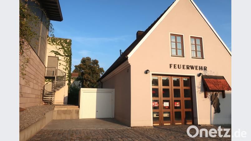Links neben dem Feuerwehrgerätehaus in Fronberg errichteten die Aktiven in Eigenregie eine Garage für einen Anhänger. Bild: Hirsch