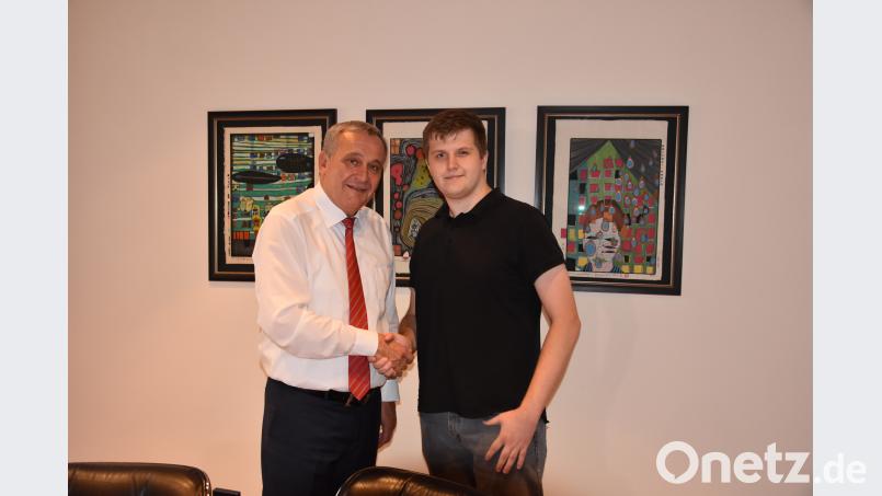 "Es ist eine schöne Sache, solche Mitarbeiter zu haben." Mit diesen Worten gratuliert Oberbürgermeister Kurt Seggewiß Stefan Bergler zu dessen Auszeichnung zum Lebensretter durch den niederbayerischen Regierungspräsidenten Rainer Haslbeck. Bergler hatte im Februar 2017 seinem Berufsschullehrer das Leben gerettet. Bild: fuw