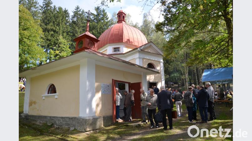 Bürger aus der Gemeinde Schwarzach treffen am 16. September bei der Brünnl-Wallfahrt ihre tschechischen Freunde. Bild: ga