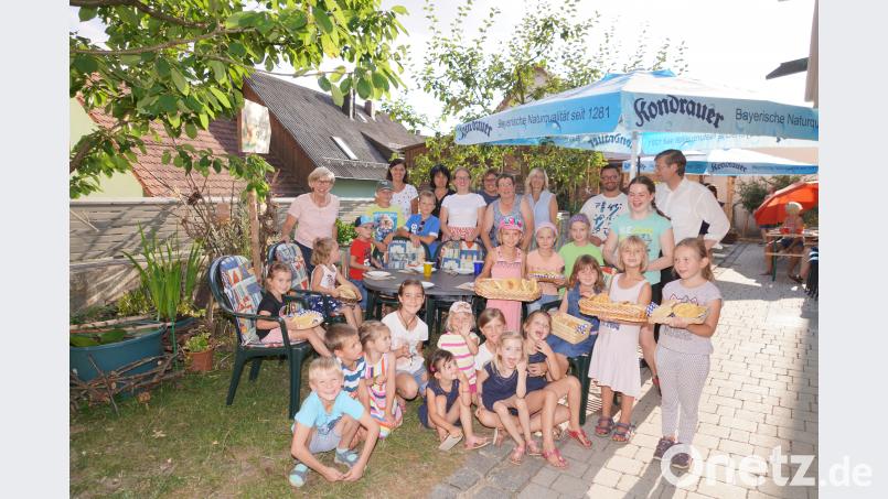 Beim Ferienprogramm-Beitrag der Bücherei stellen die Kinder Fladenbrot, Kräuterquark und Kräuterbutter her. Bild: fvo