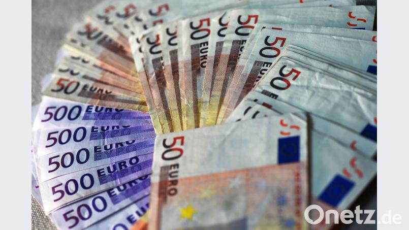 Die 5000 Euro sind weg. Ein Amberger hat sein Urlaubsgeld am Kassenautomaten in der Bahnhofstiefgarage liegenlassen. Bild: Jens Kalaene/dpa