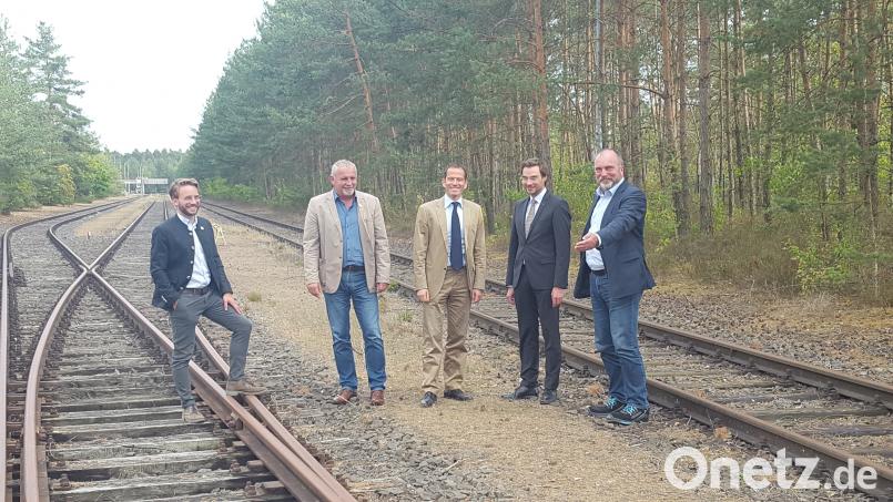 Rechts neben dem Gleisanschluss von Pilkington im Industriegebiet "Weberschlag" befindet sich die für das Güterverkehrszentrum vorgesehene Fläche. Von rechts: Werksleiter Reinhold Gietl, Stephan Oetzinger, Bundestagsabgeordneter Albert Rupprecht, Bürgermeister Ludwig Biller und sein Stellvertreter Severin Hirmer. Bild: bk
