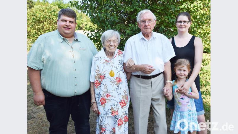 Lucie und Johannes Schliffka, hier mit Enkelin Janina und Urenkelin Ida, freuen sich über den Besuch von Bürgermeister Dieter Dehling. Bild: no