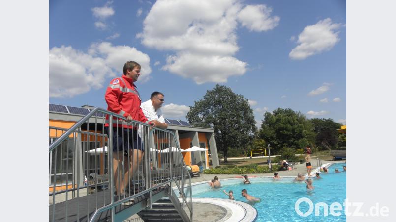 Für Martin Prüfling (vorne) und Volker Liebl von der Wasserwacht zählt im viel besuchten Freibad Perschen vor allem eins: Den Überblick behalten. Bild: Bild: pjom
