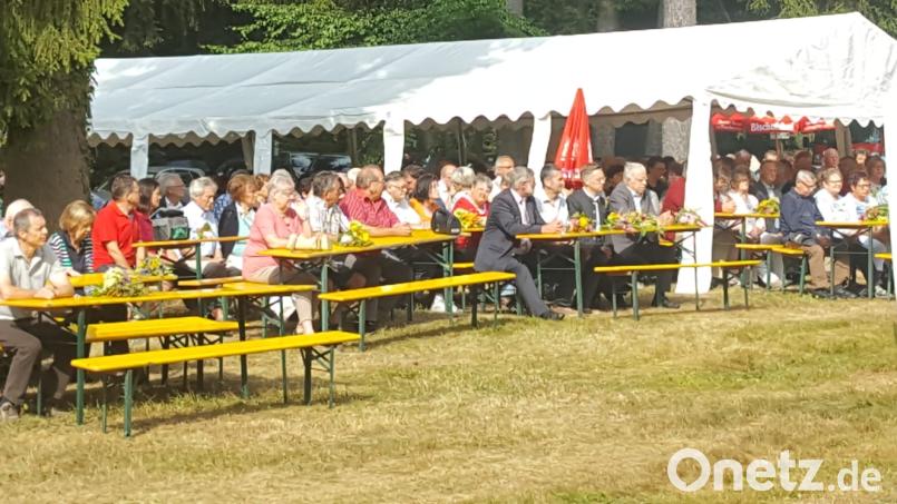 Das Pfarrfest der Pfarrei Mähring bei der St.-Nikolaus-Kirche war sehr gut besucht. Bild: exb