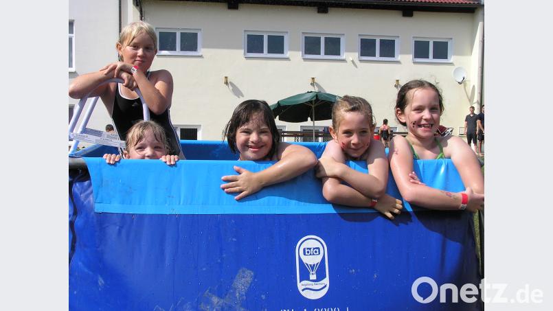 Erfrischung pur erhielten die Kleinen im Löschwasserbassin der Wehr. Bild: öt