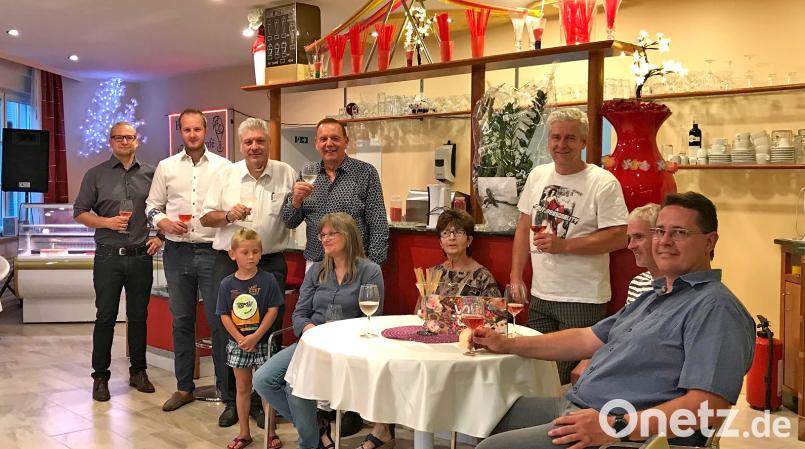 Die ersten Gäste im neueröffneten Café Noris mit Wirt Paul Aichinger (stehend, Vierter von links). Bürgermeister Günter Stich (Dritter von links) und Stellvertreter Oliver Mutterer (sitzend, rechts) sehen sich mit weiteren Mitgliedern des Marktrats im Lokal um. Bild: mef