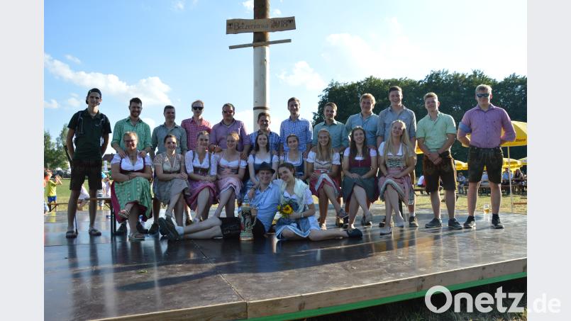 Lea Utz und Philipp Nitzbon (vorne Mitte) werden zum Oberkirwapaar gekürt. Bild: exb