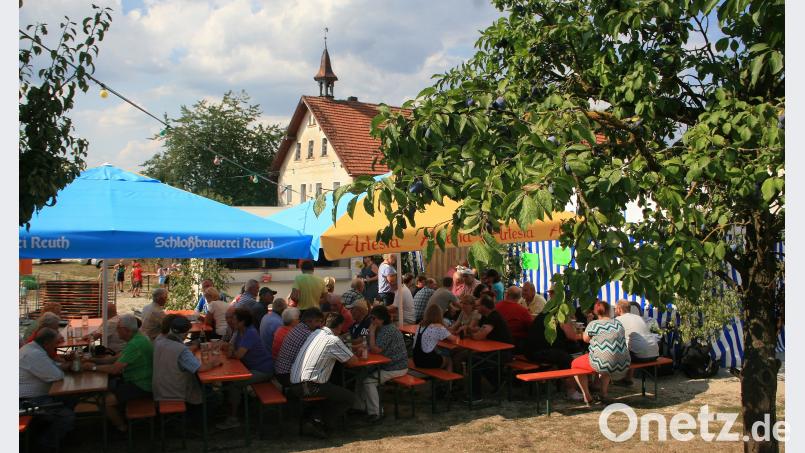Die frische Halbe Bier und die Brotzeiten schmecken. Der Gumpener O&#039;schnitt ist gut besucht. Bild: wro