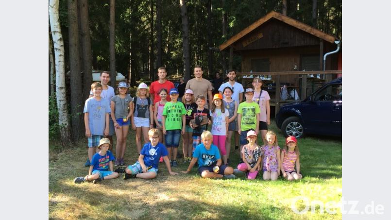 Die Kinder machen sich mit dem Burschenverein auf Schnitzeljagd. Bild: exb