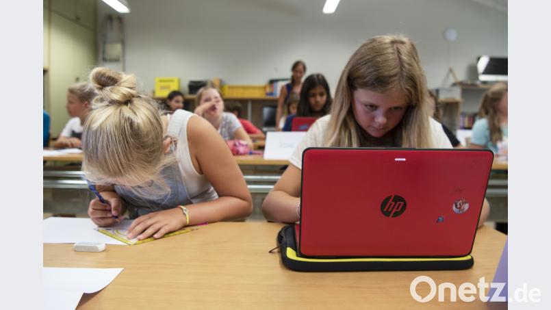 Schüler der fünften und sechsten Klasse in der Schweiz starten mit Laptops in den Unterricht. Auch das Einbinden des Bereiches Wissenschaft und Bildung muss essenzieller Teil der Digitalisierung sein. Bild: Melanie Duchene/KEYSTONE/dpa Bild: Melanie Duchene/KEYSTONE/dpa